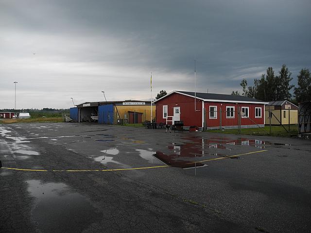 The weather worsens. The last part to Karlskoga we fly VFR. Heavy rain, clouds forced us to descend to 2500 feet. The view decreases to 3000 meters. We fly to the alternate aerodrome Oerebro