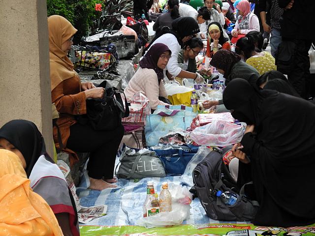 Sunday afternoon picnic in Kowloon Park